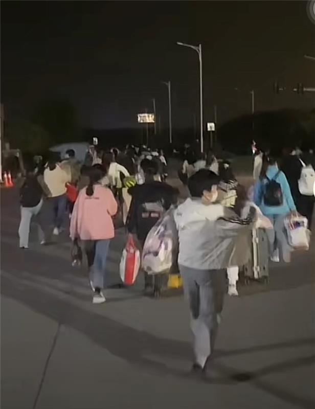 一群工人离开中国工厂现场。